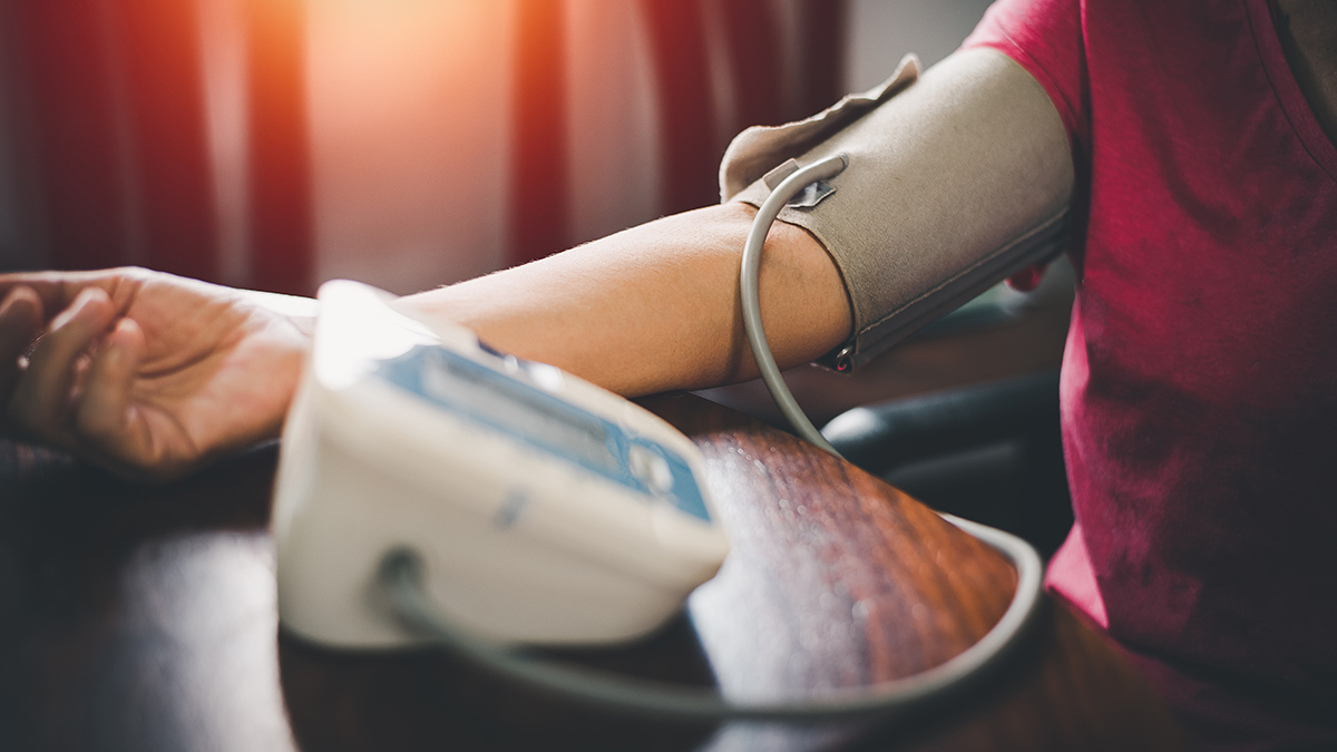 Mężczyzna odpoczywający w fotelu przy oknie